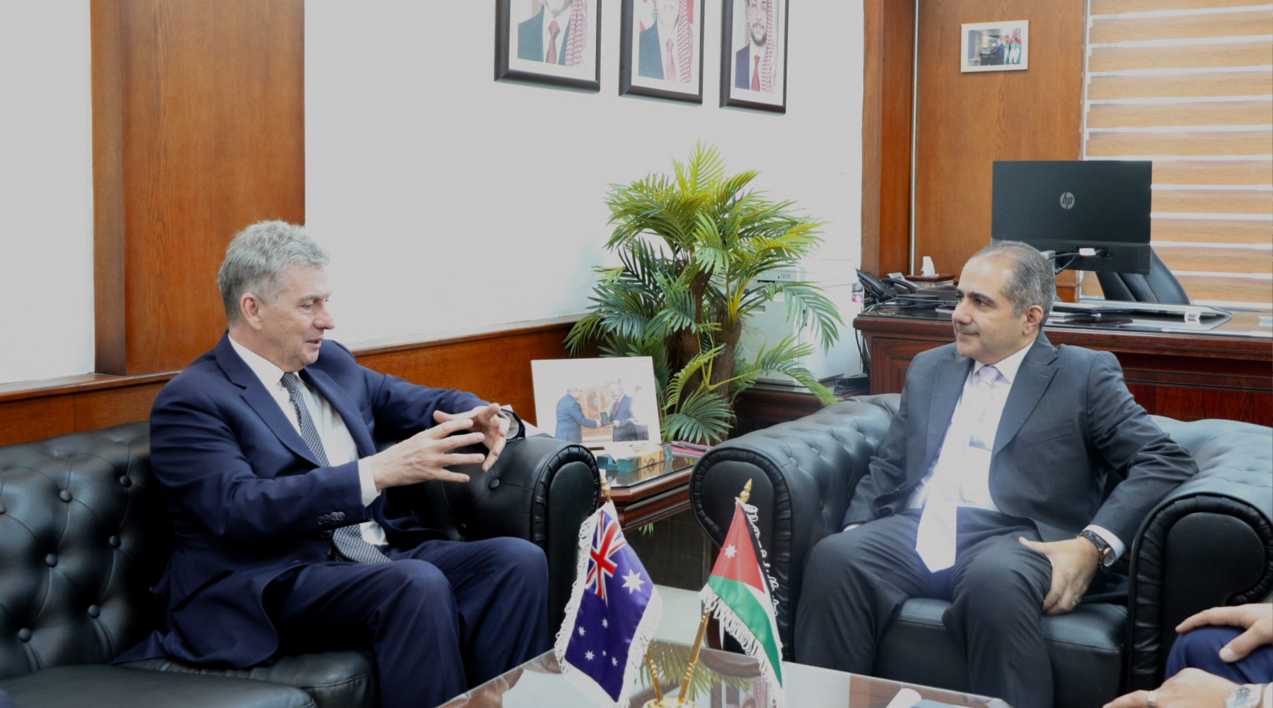 وزير الاستثمار يبحث مع سفراء سنغافورة والمجر وأستراليا تعزيز التعاون الاقتصادي والاستثماري