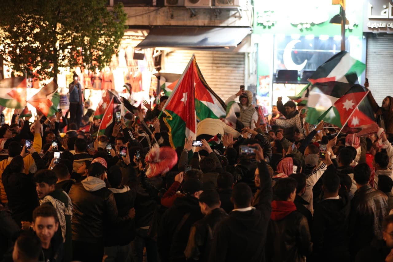  الجماهير الأردنية تخرج للشوارع احتفالا بتأهل "النشامى" إلى نهائي كأس العرب