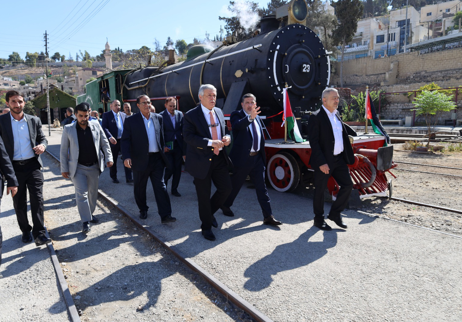  وزير النقل يدشن تشغيل قاطرة بخارية بعد توقفها 40 عاماً