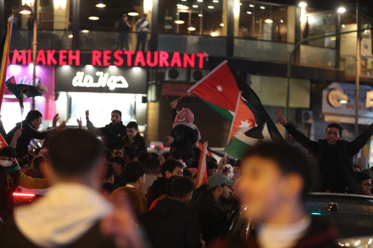  الجماهير الأردنية تخرج للشوارع احتفالا بتأهل "النشامى" إلى نهائي كأس العرب