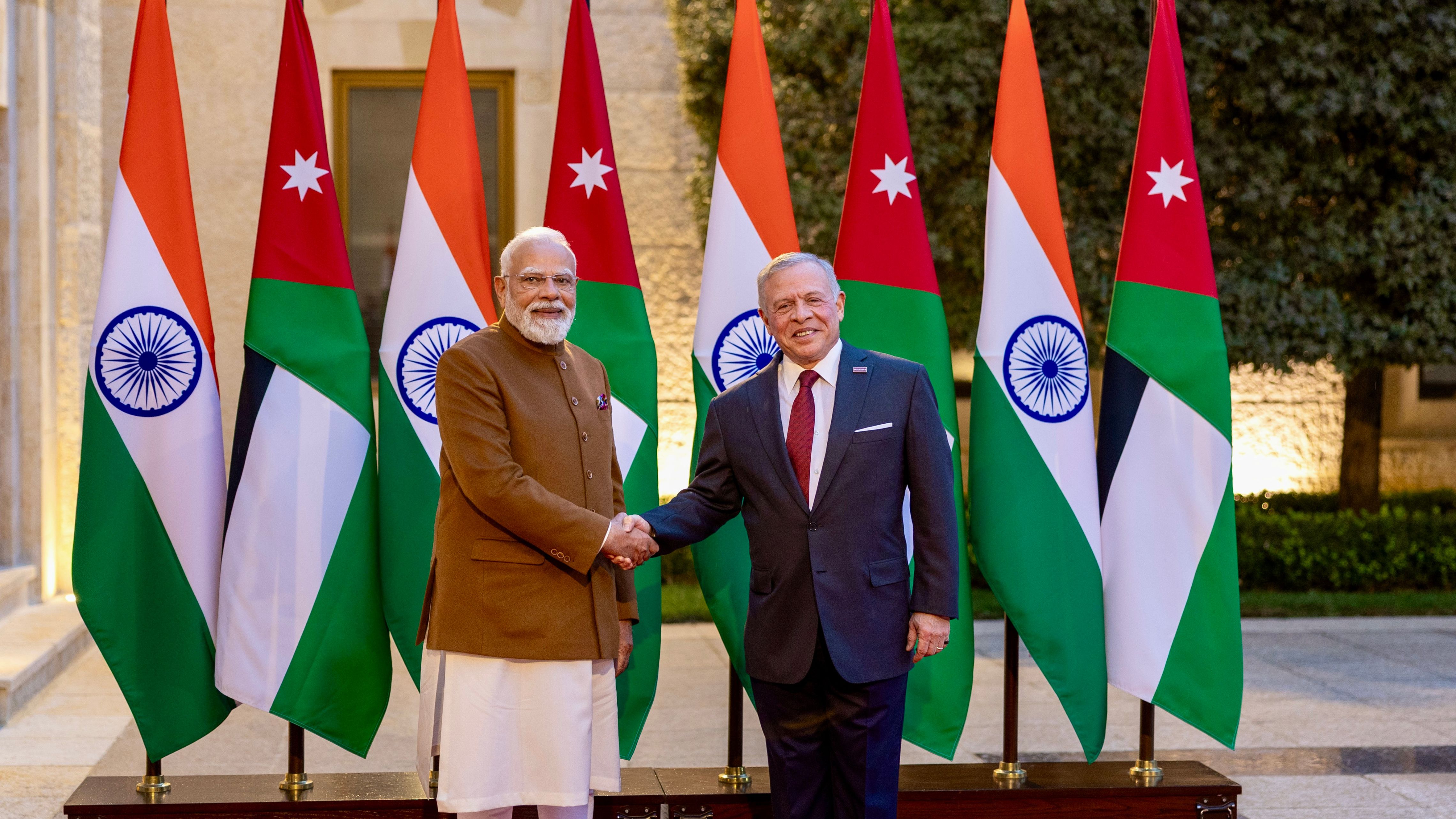  الملك يعقد مباحثات مع رئيس الوزراء الهندي في قصر الحسينية