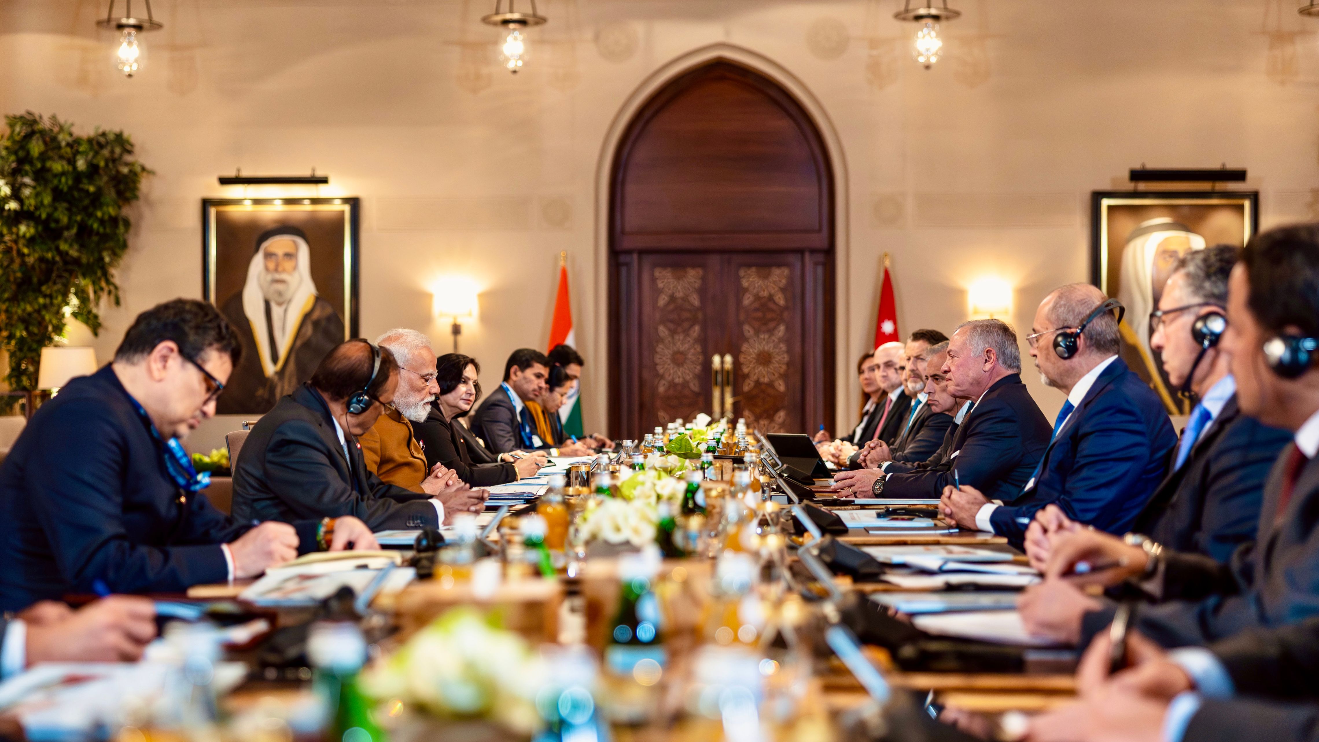  الملك يعقد مباحثات مع رئيس الوزراء الهندي في قصر الحسينية