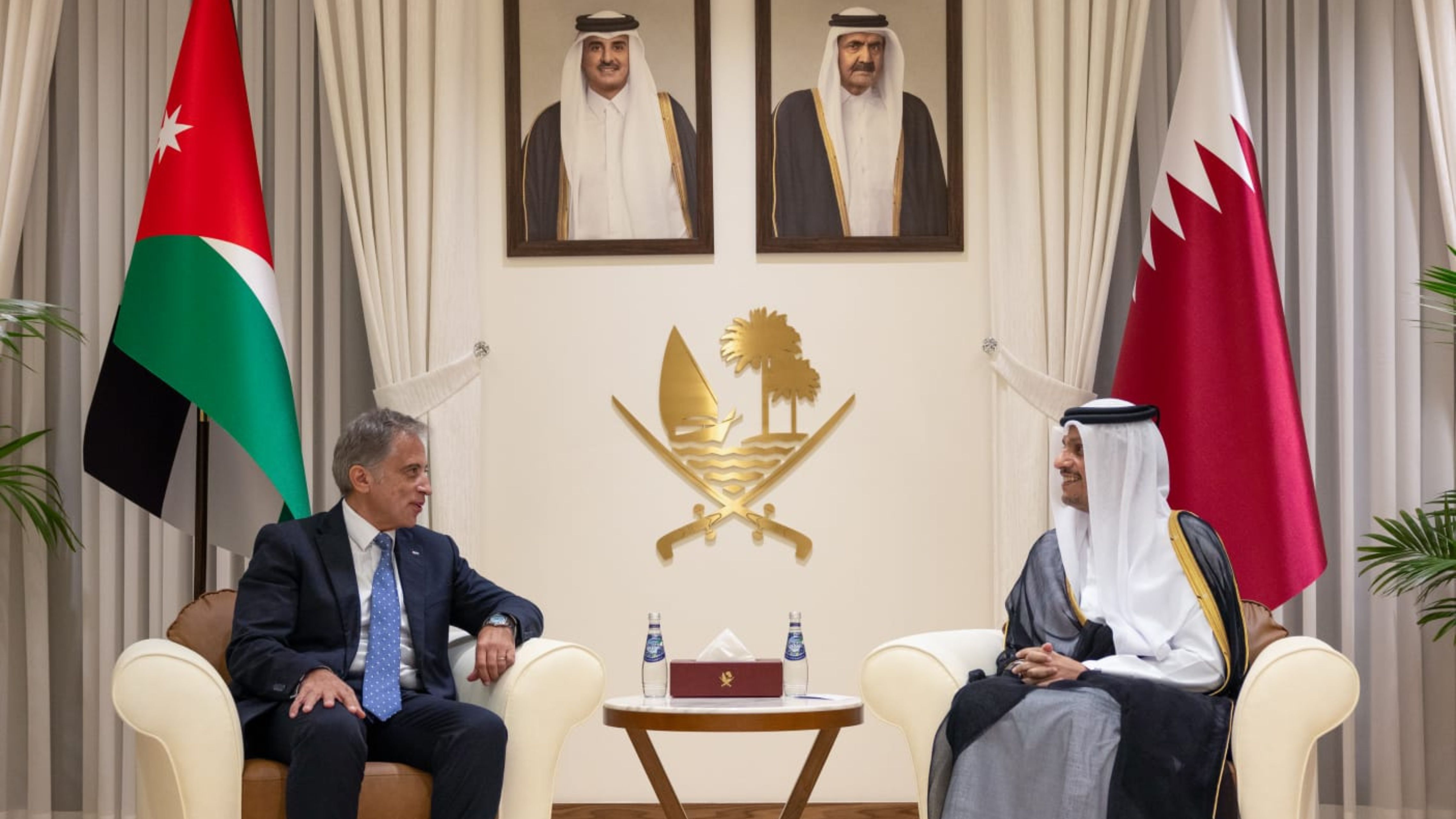  رئيس الوزراء يلتقي رئيس مجلس الوزراء ووزير الخارجيَّة القطري في الدَّوحة