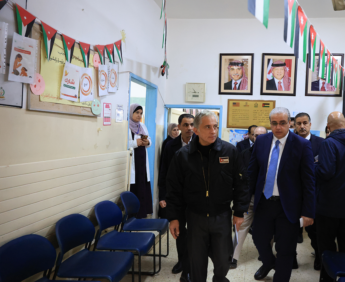  رئيس الوزراء يتفقَّد عدداً من المواقع في مناطق عين الباشا والبقعة وصافوط وأم الدنانير في محافظة البلقاء