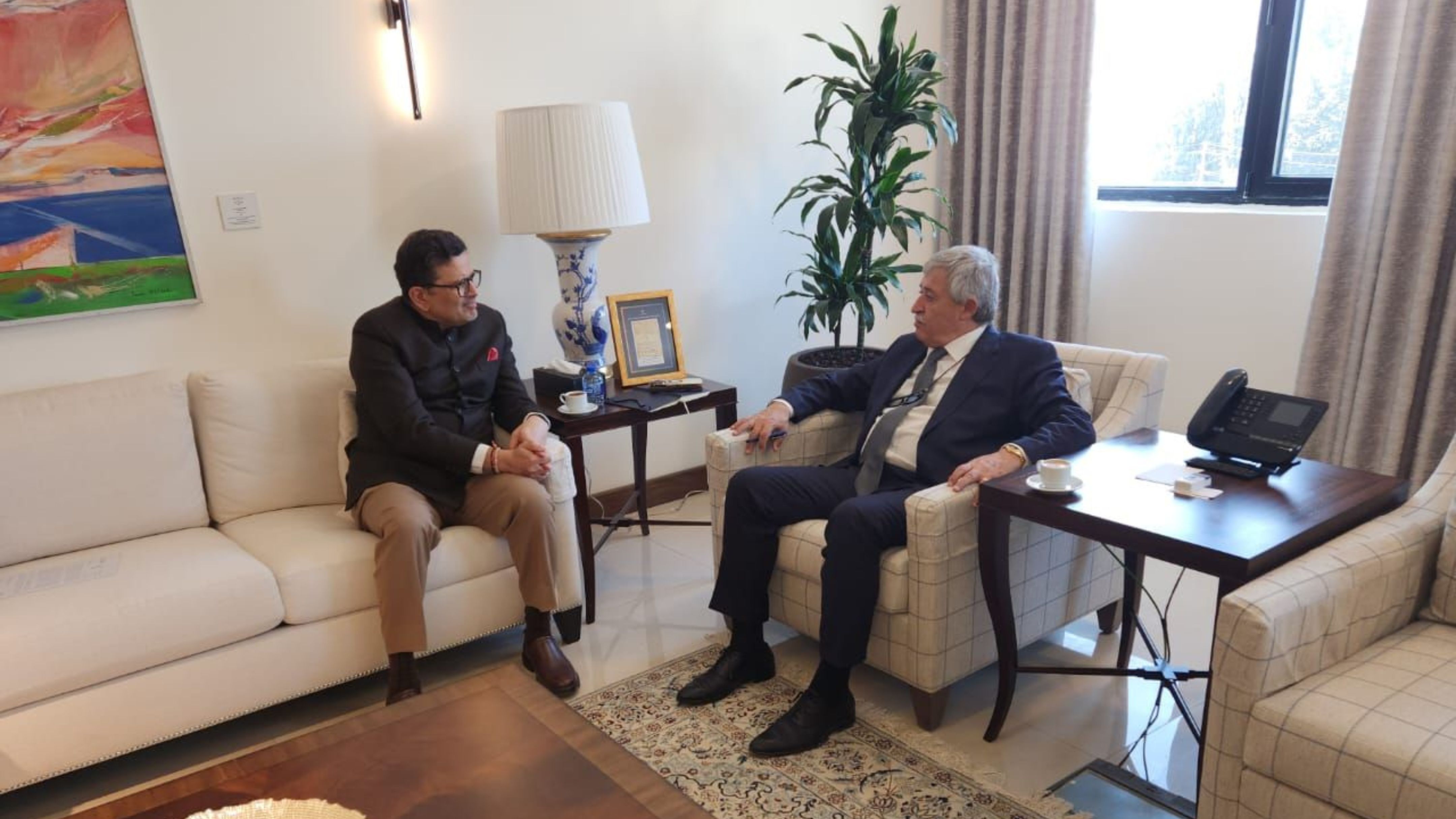  القطامين يبحث مع السفير الهندي تعزيز التعاون في مجال النقل