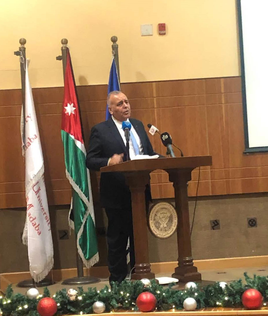 إضاءة شجرة عيد الميلاد في الجامعة الأميركية في مادبا 