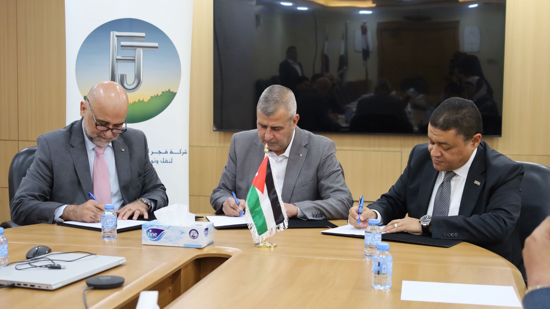  تمديد اتفاقية نقل الغاز الطبيعي المسال المعاد تغويزه