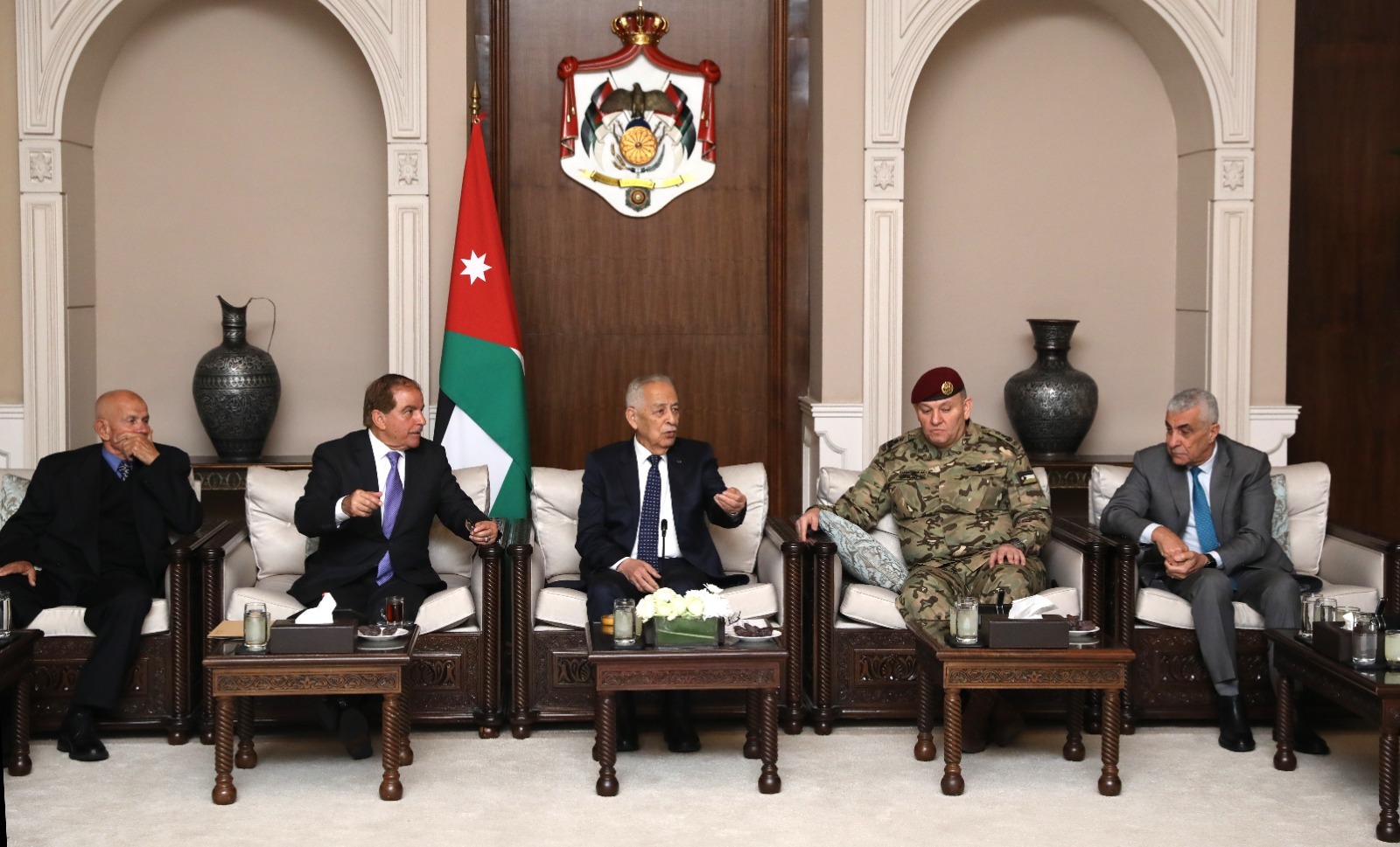 متابعة للقائهم مع الملك ... العيسوي يلتقي متقاعدين خدموا بمعية جلالته 