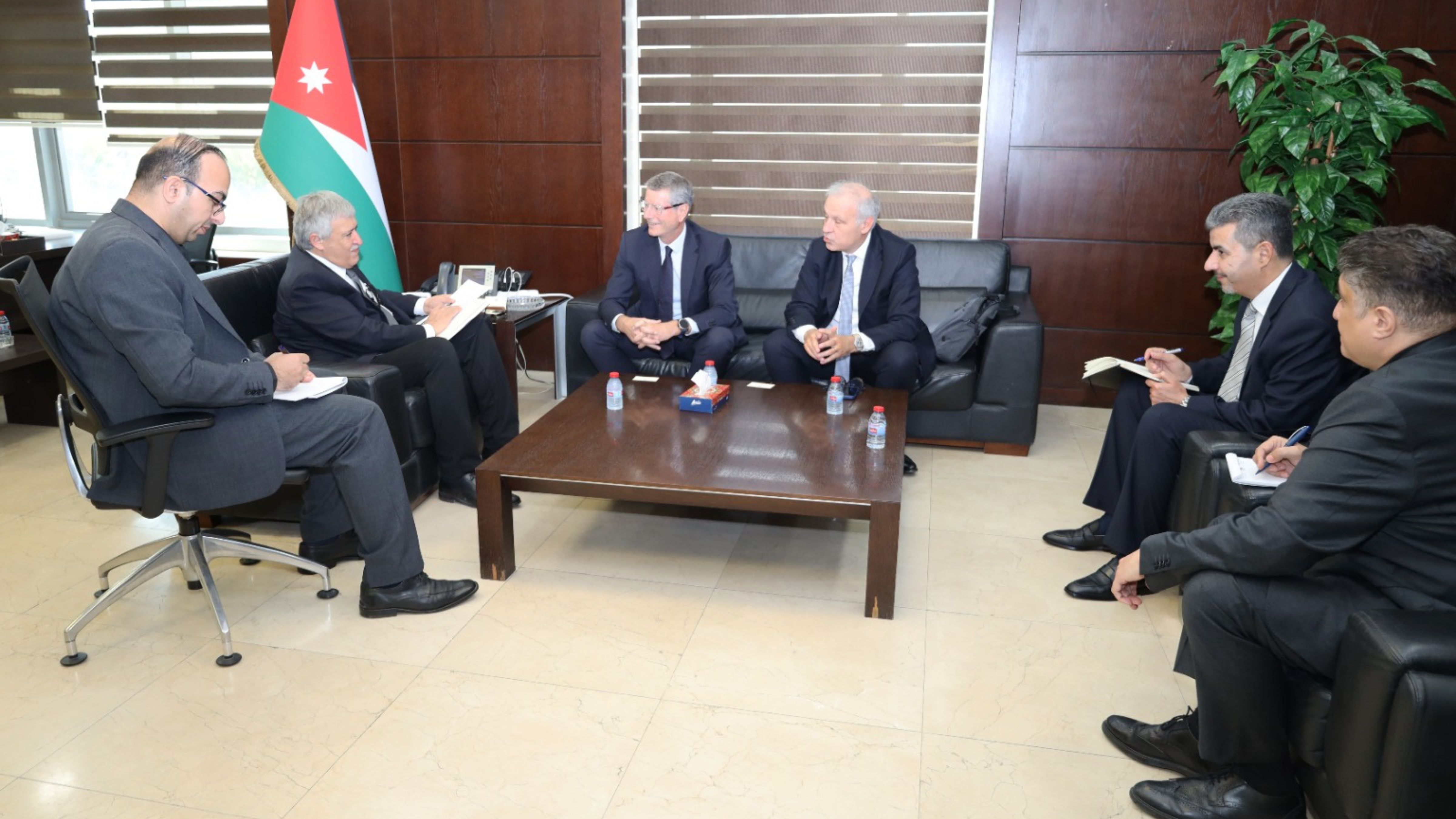  وزير النقل يلتقي رئيس مجلس الإدارة والمدير التنفيذي لمجموعة المطار الدولي