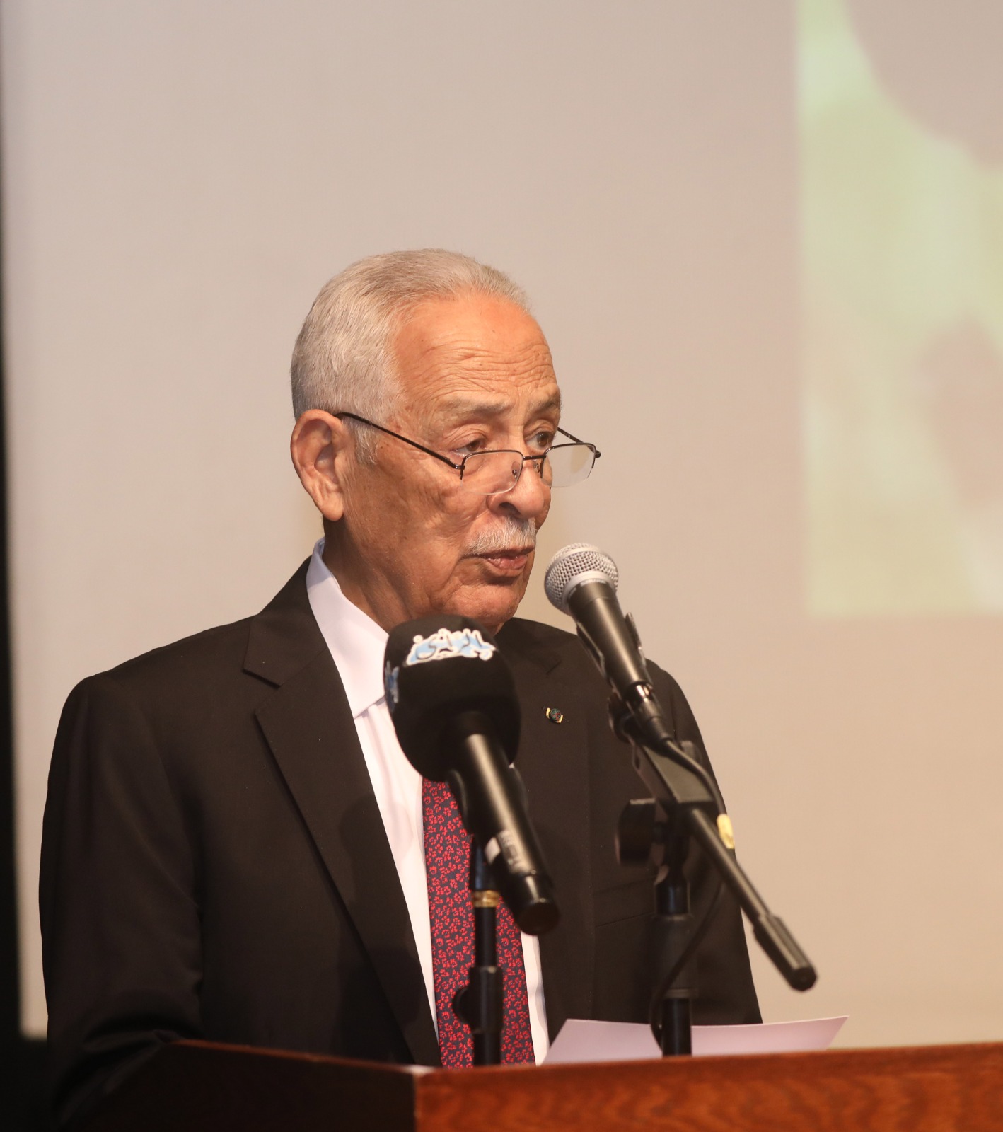  العيسوي يرعى حفل إشهار رواية &quot;الشقرا والقمر&quot; للروائية اليمنية منار علي