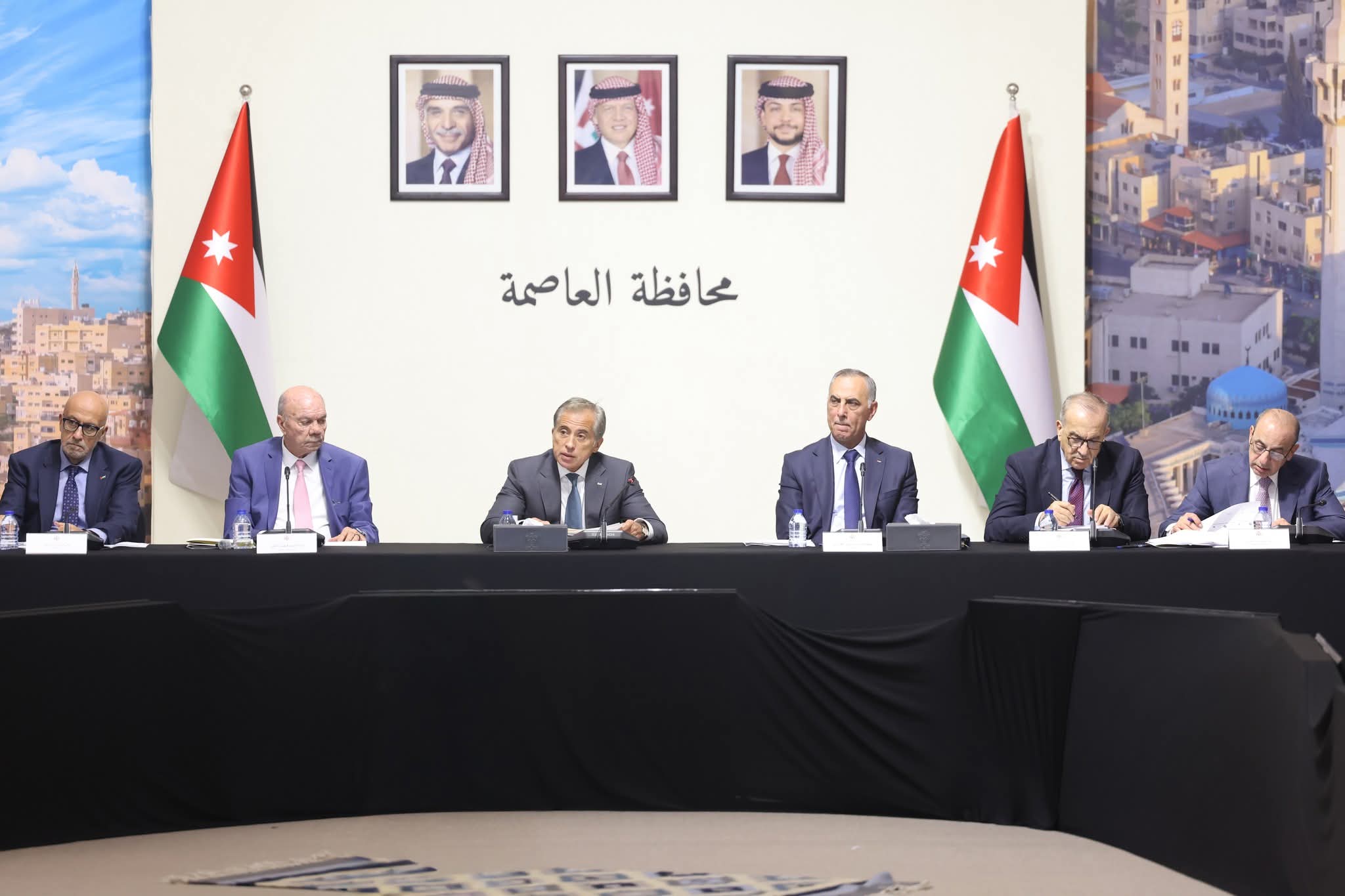 رئيس الوزراء خلال جلسة مجلس الوزراء في محافظة العاصمة: خطاب العرش في افتتاح الدورة البرلمانية الجديدة  حمل توجيهات واضحة من الملك وملتزمون بإنفاذها بالتعاون مع البرلمان بشقيه الأعيان والنواب