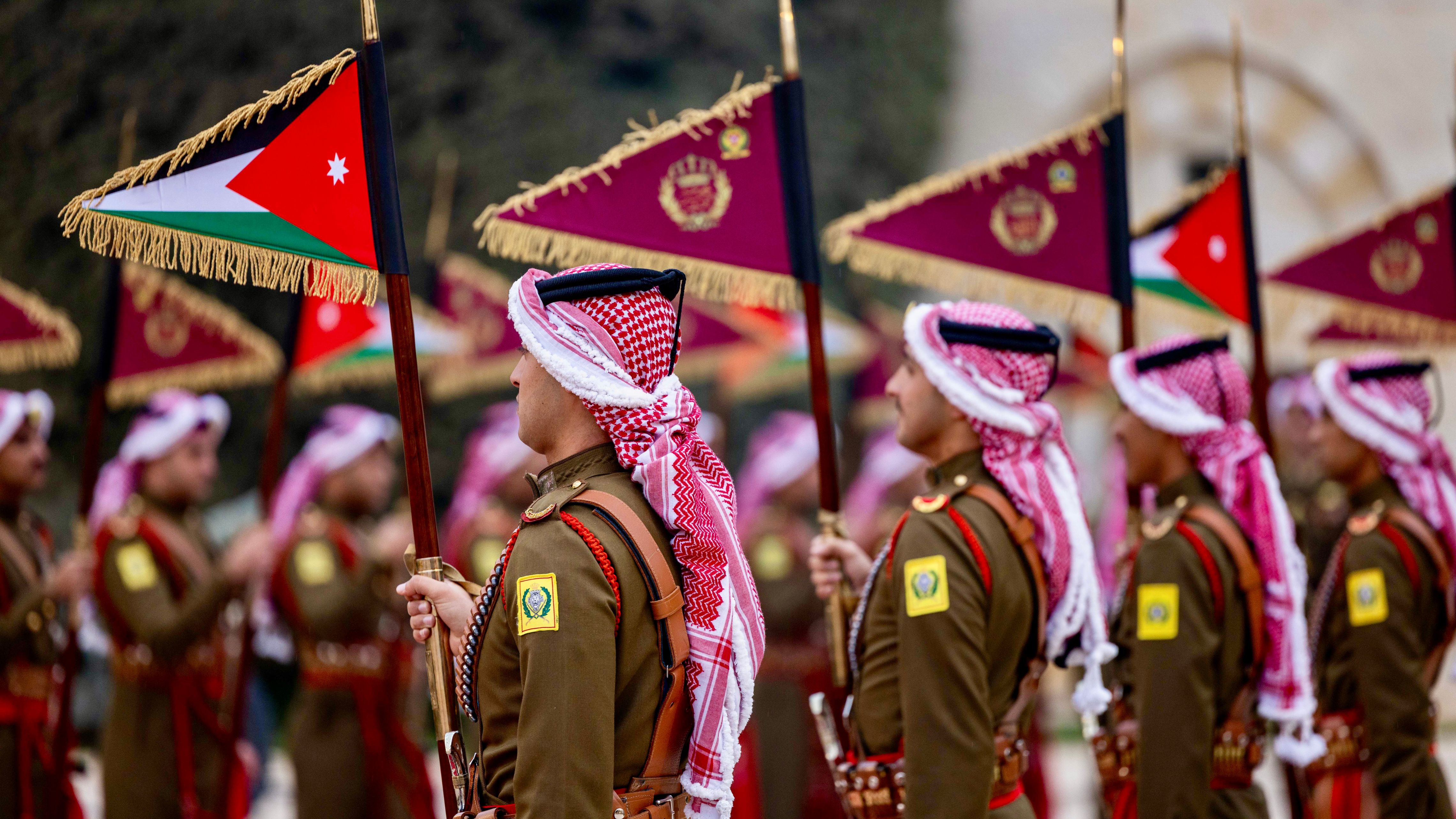  الملك يعقد مباحثات مع رئيس الوزراء الهندي في قصر الحسينية