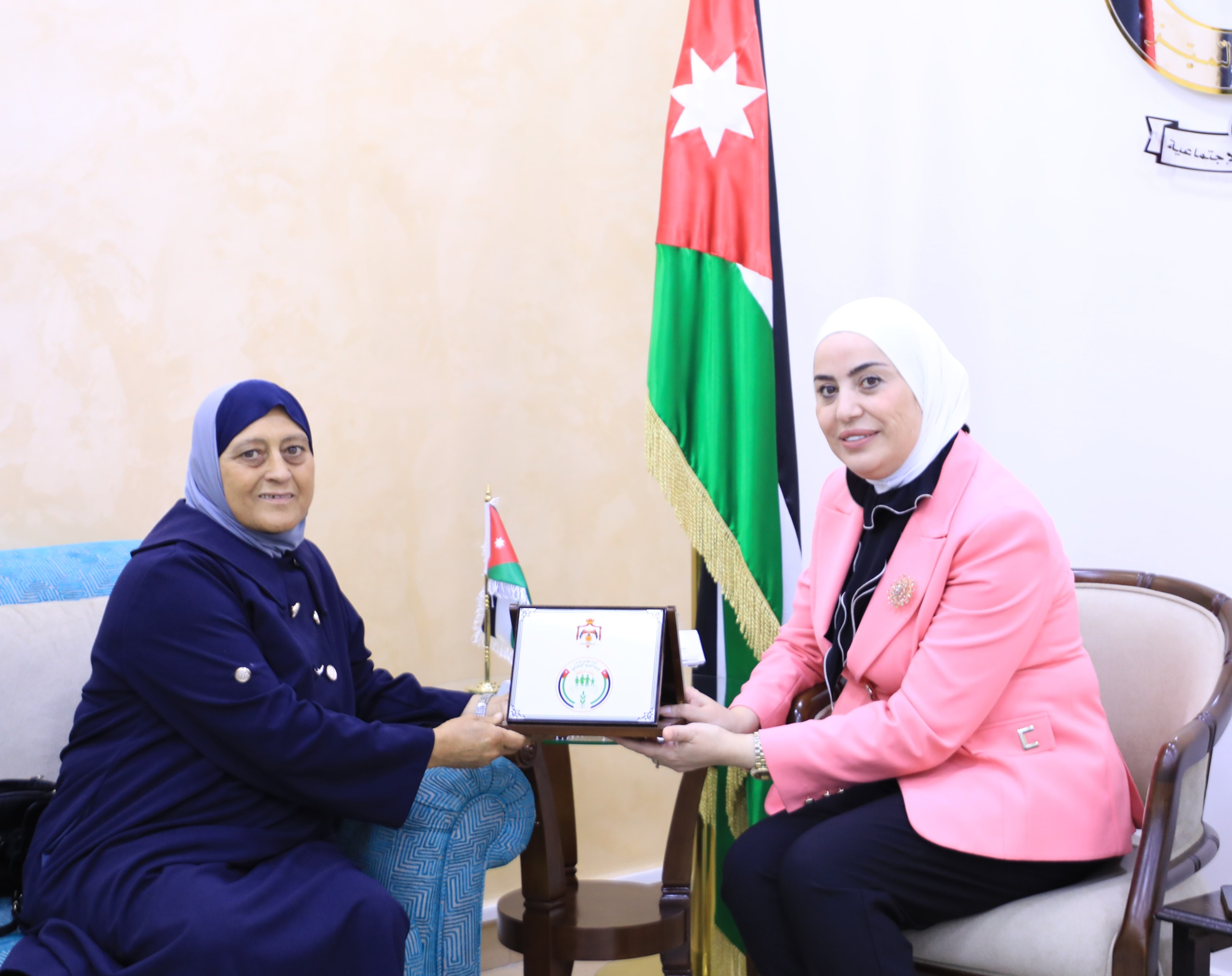 وزيرة التنمية تكرم الفائزة بجائزة المرأة العربية وموظفين حازوا على &quot;الموظف المثالي&quot; 