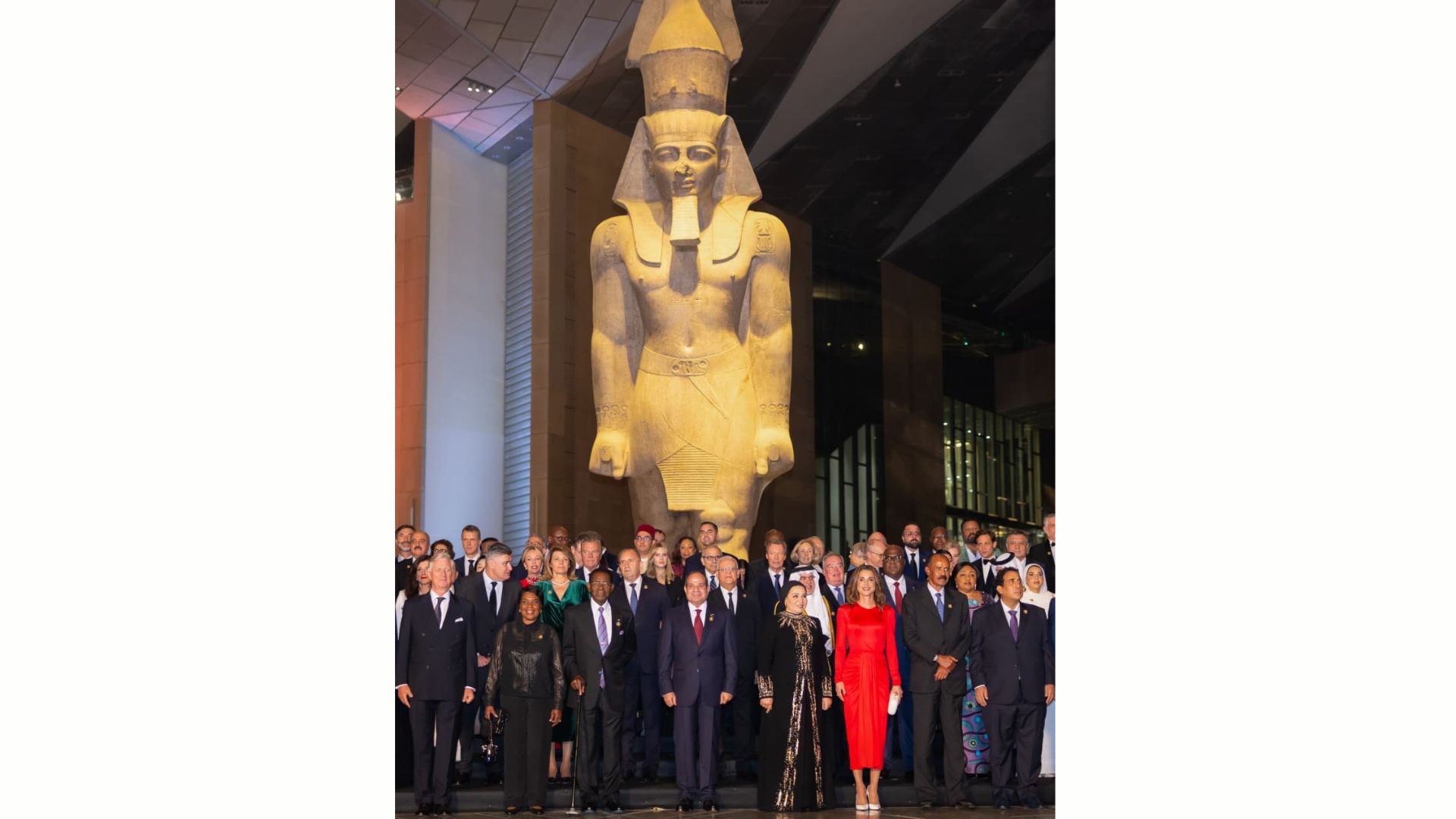  مندوبة عن الملك، الملكة رانيا تحضر افتتاح المتحف المصري الكبير