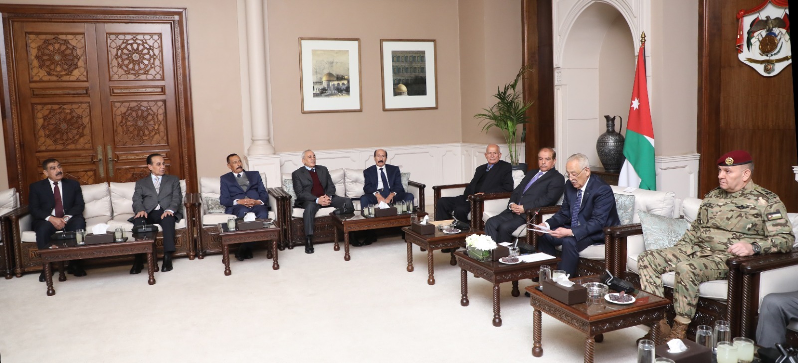 متابعة للقائهم مع الملك ... العيسوي يلتقي متقاعدين خدموا بمعية جلالته 