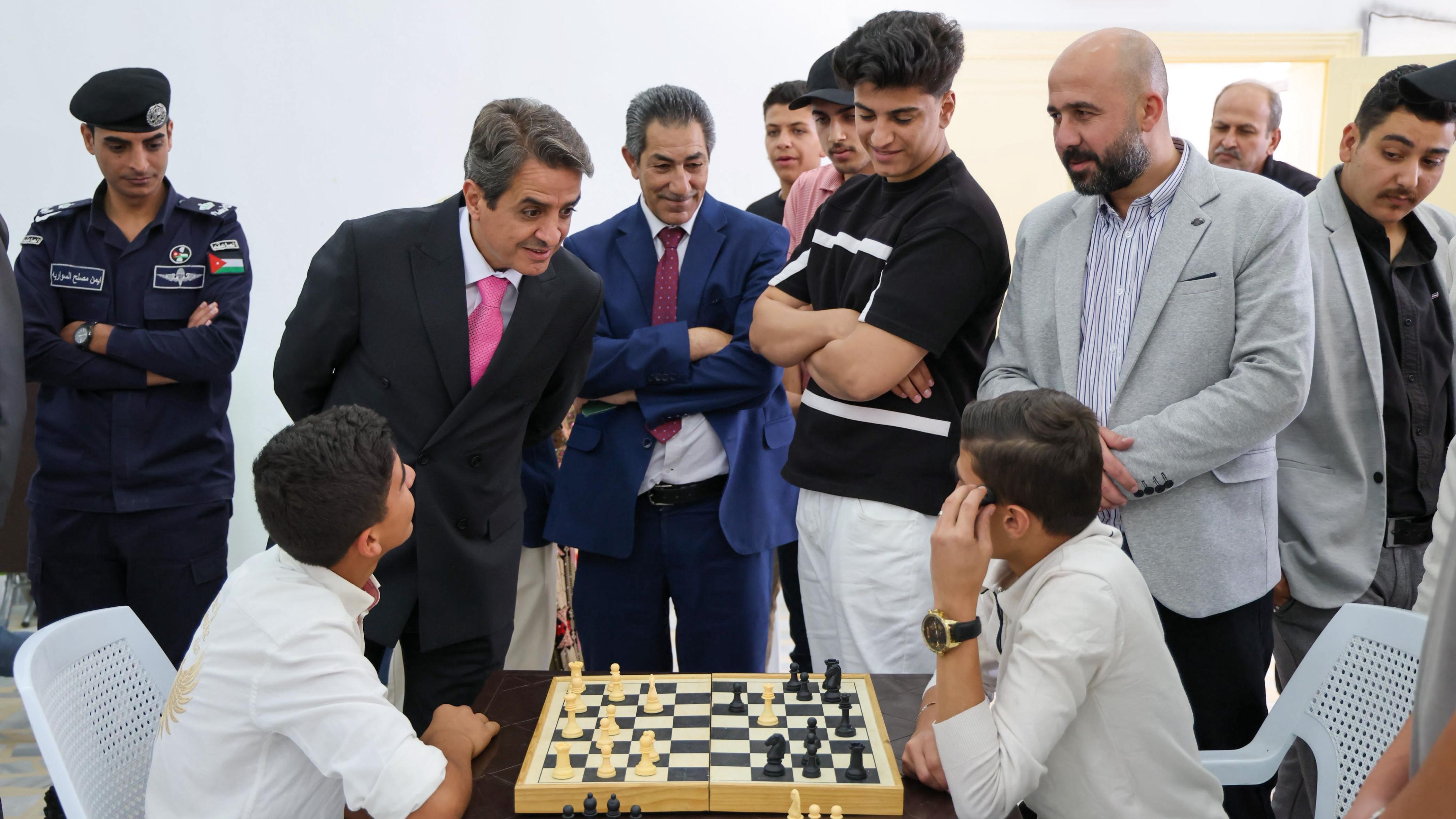  وزير الشباب يتفقد عدداً من المراكز الشبابية في إربد 