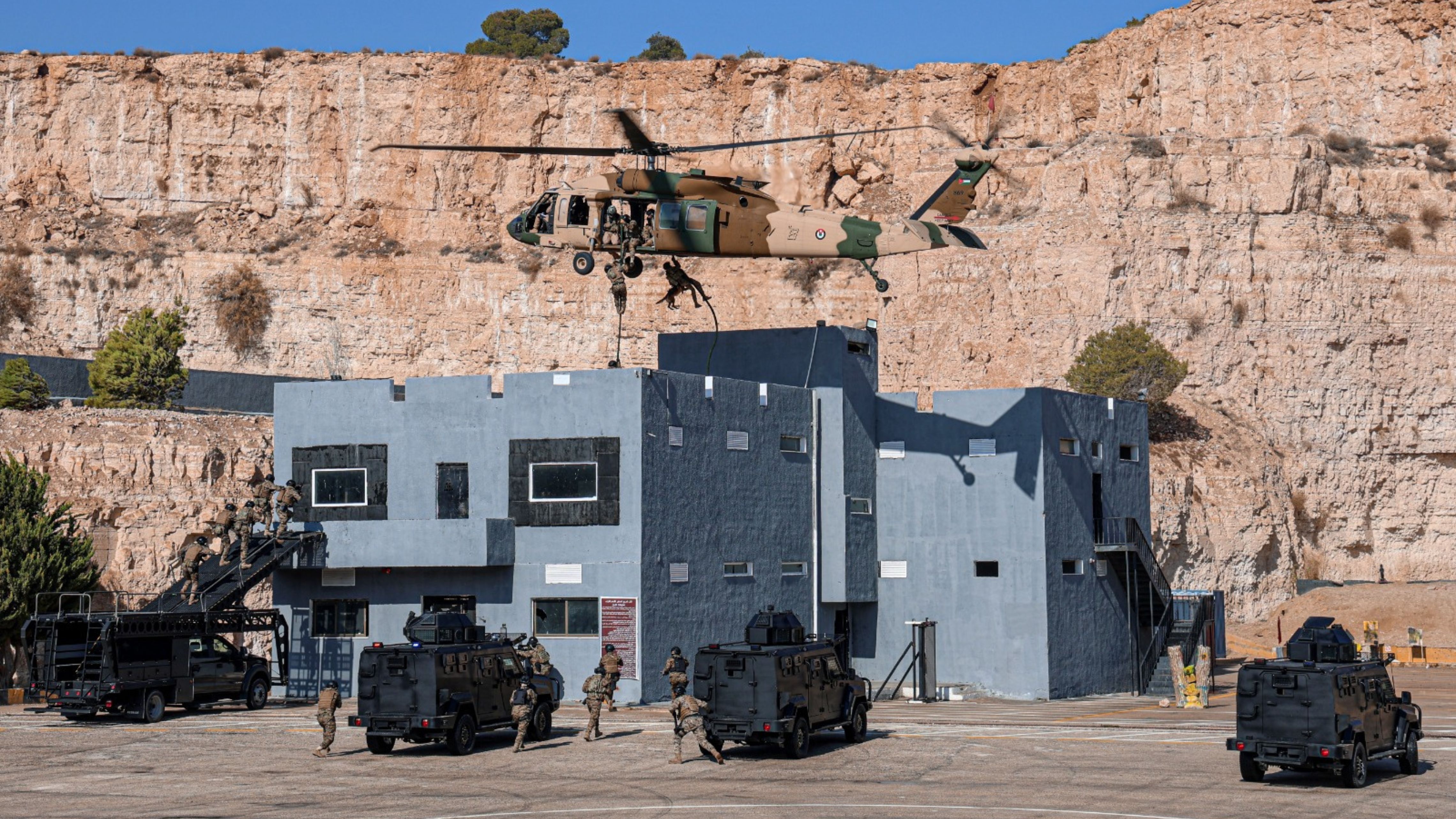  الحنيطي يرعى تخريج دورة مكافحة الإرهاب ويتابع تمريناً في القوات الخاصة