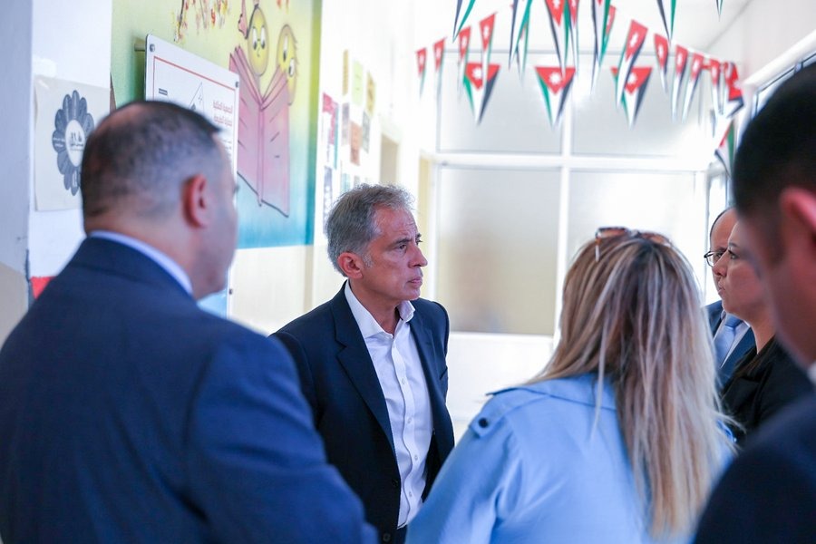  رئيس الوزراء يوجّه لتطوير مخطَّط تنموي شمولي للأزرق وعدم تفويت الفرصة أمامها لتكون مركزاً بيئياً سياحياً جاذباً من محميَّة الشومري والمحمية المائية إلى جانب المسطحات المائيَّة التي يجري العمل على تطويرها