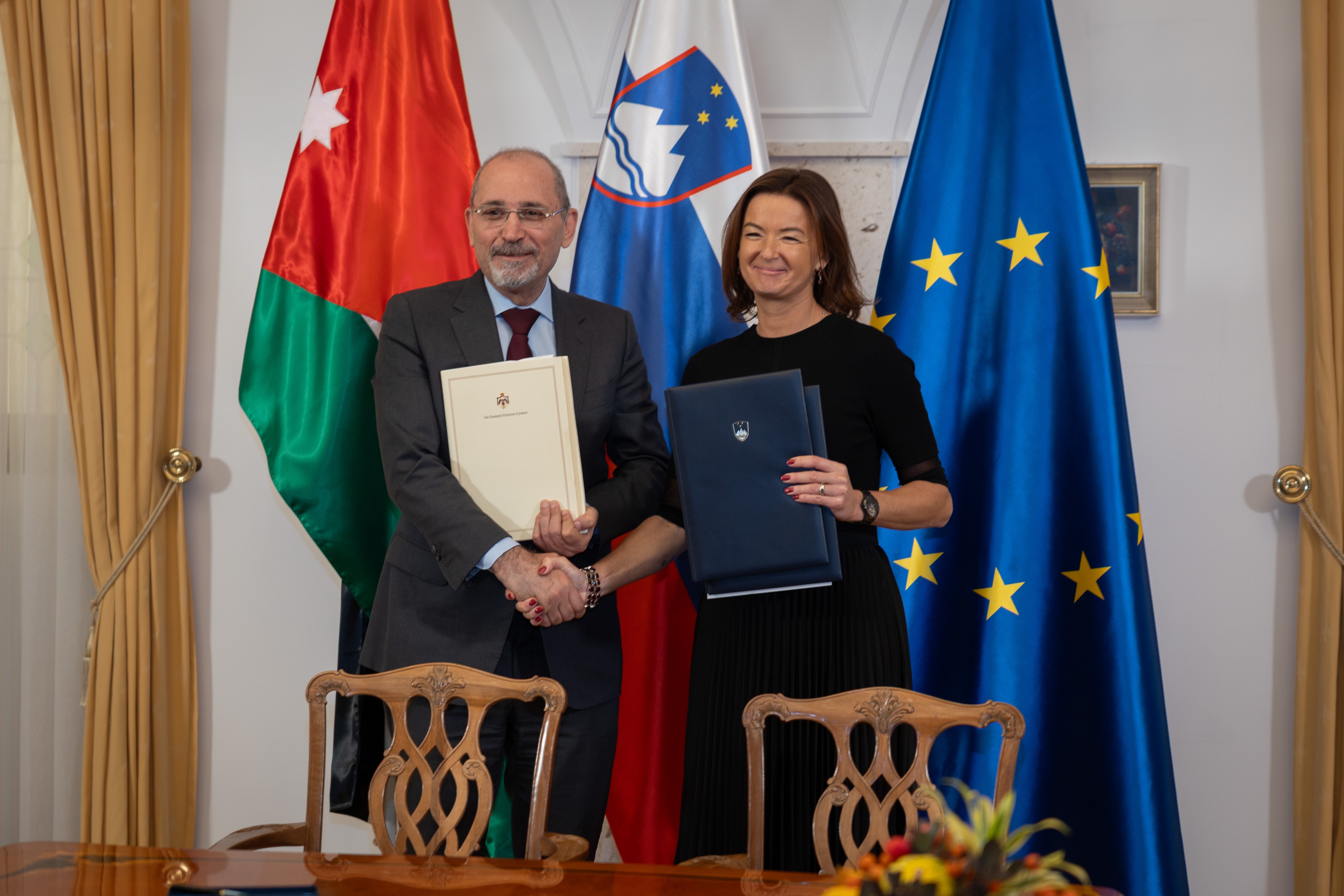  مندوبا عن الملك، ولي العهد يلتقي رئيس وزراء سلوفينيا ويؤكدان حرصهما على الارتقاء بالعلاقات بين البلدين إلى مستوى الشراكة الاستراتيجية