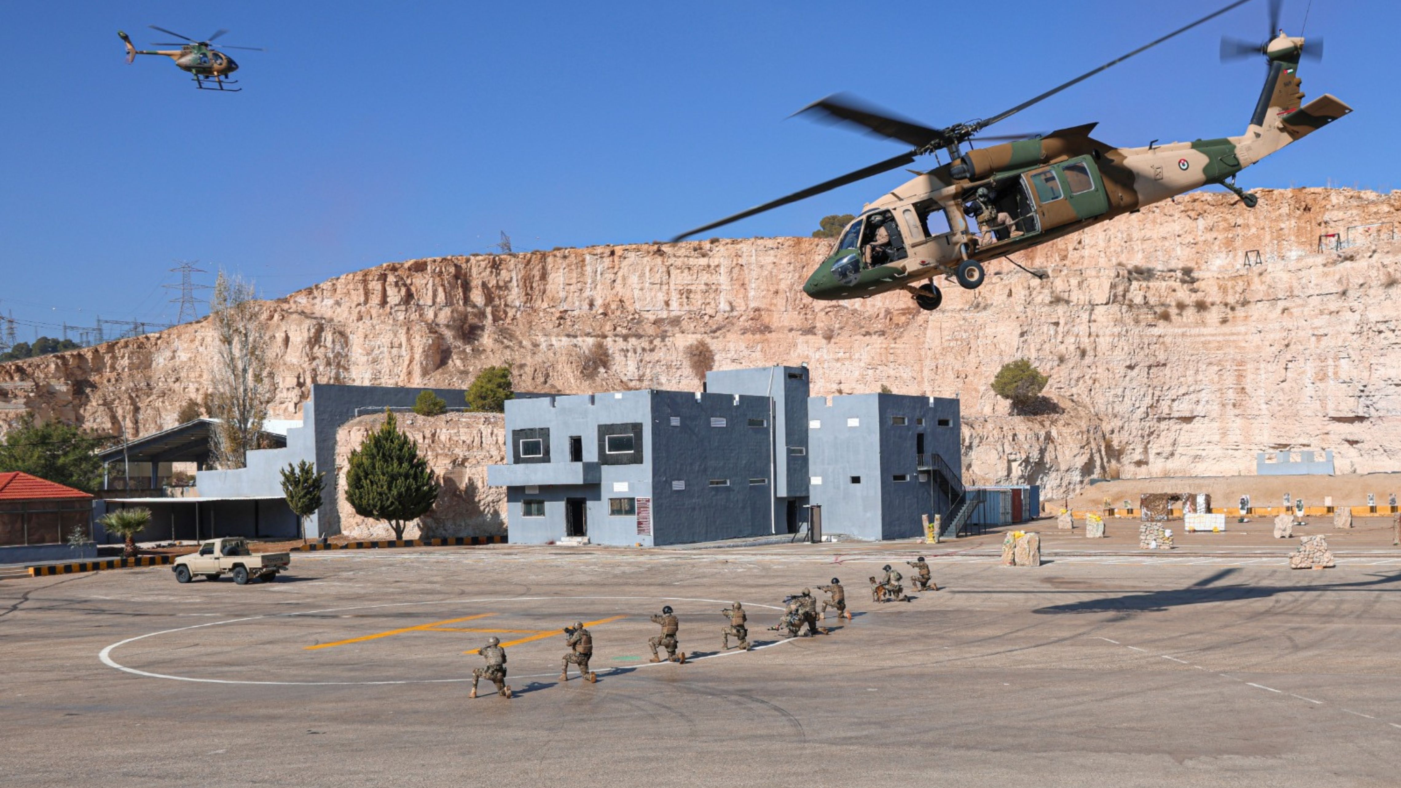  الحنيطي يرعى تخريج دورة مكافحة الإرهاب ويتابع تمريناً في القوات الخاصة