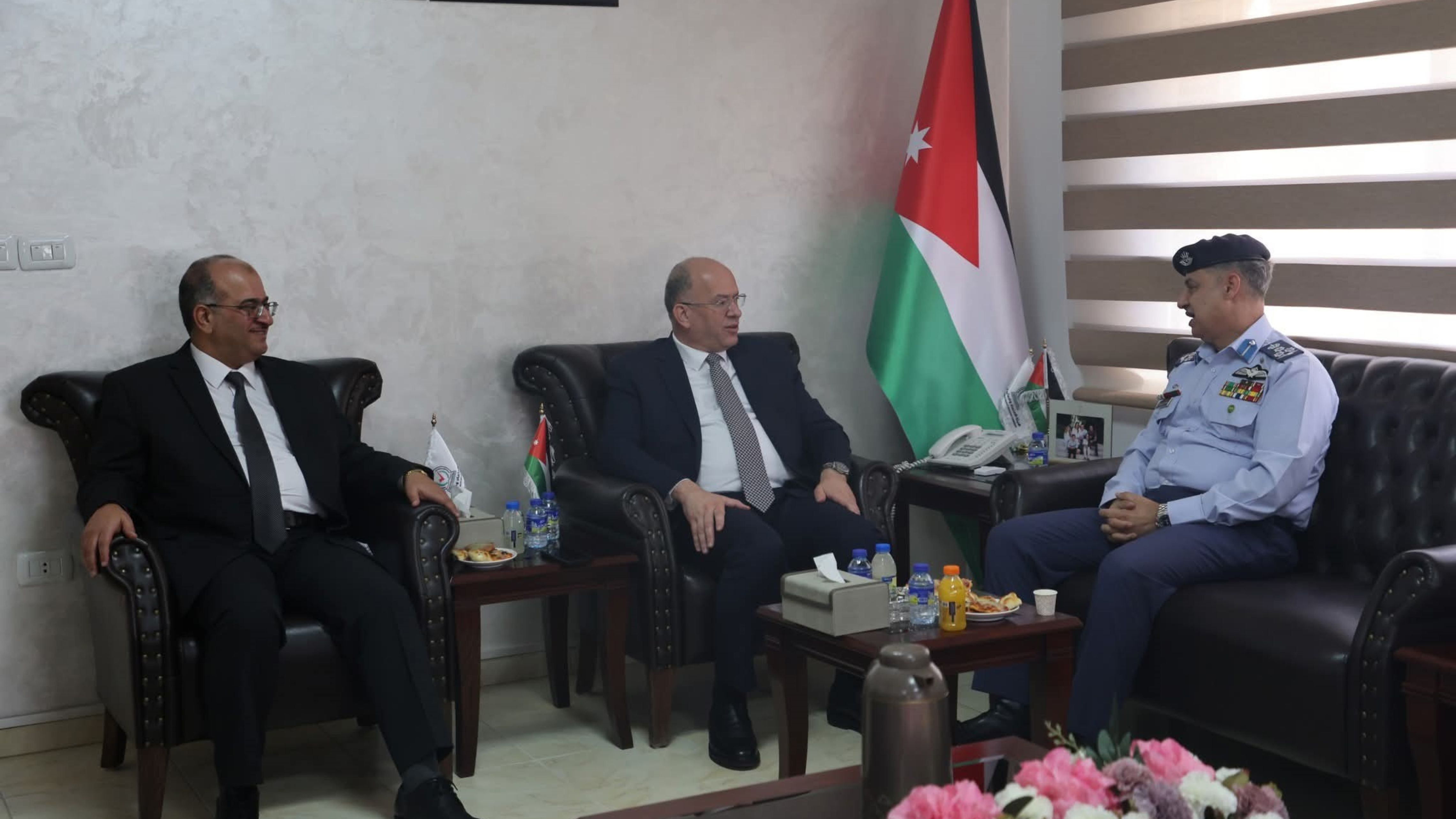 هيئة الاعتماد تبحث التعاون الأكاديمي مع كلية &quot;علوم الطيران&quot;