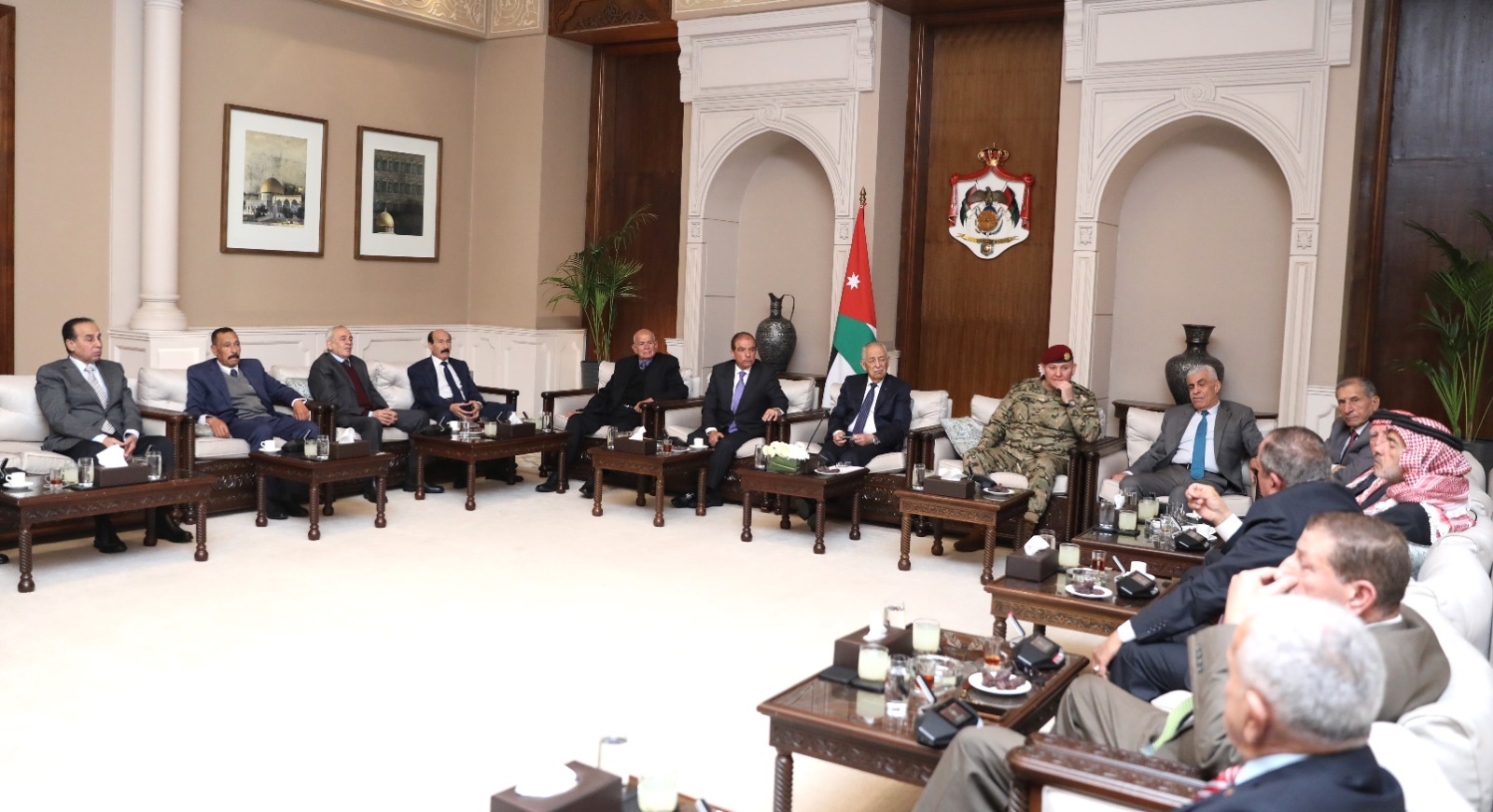 متابعة للقائهم مع الملك ... العيسوي يلتقي متقاعدين خدموا بمعية جلالته 