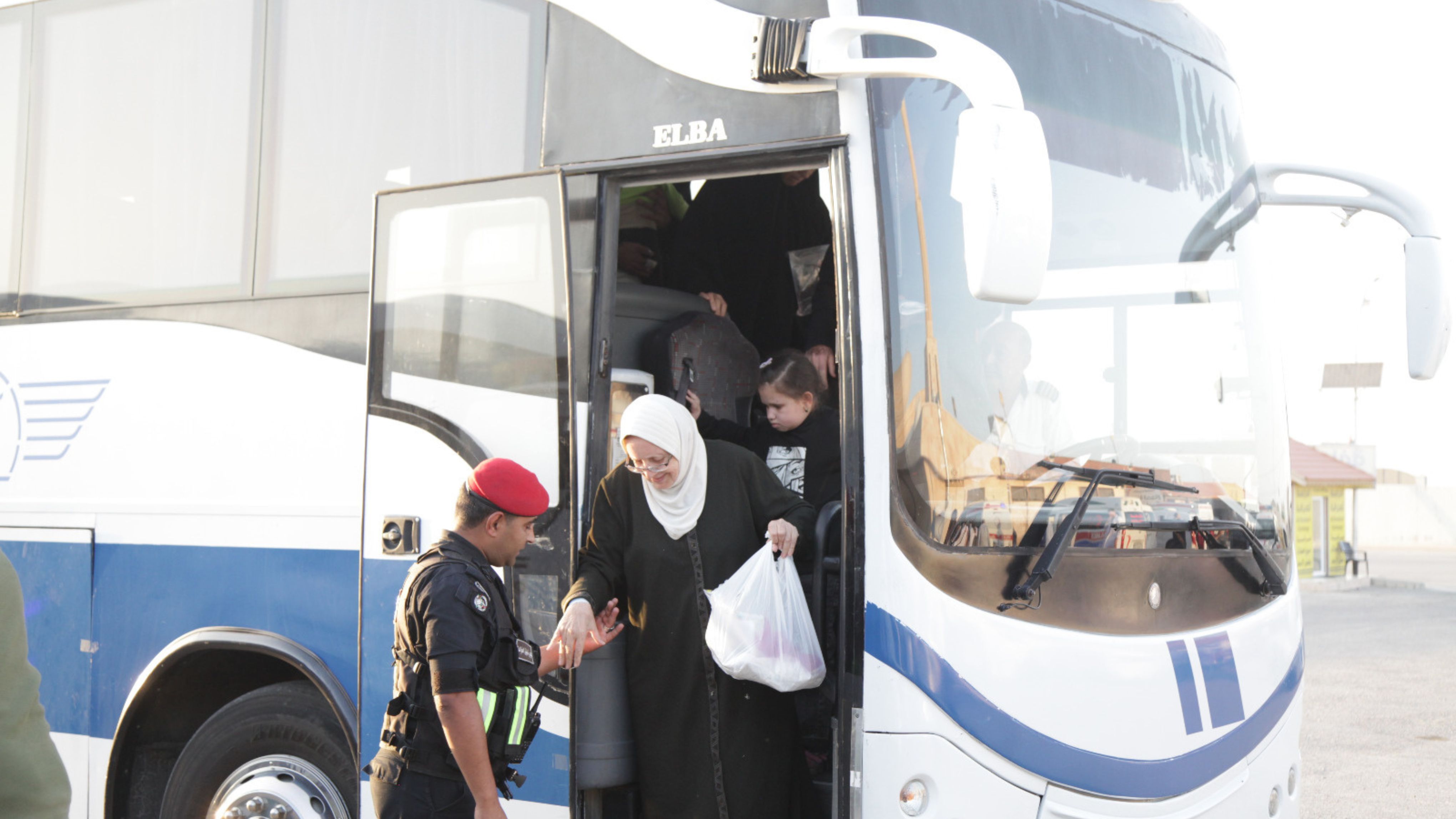  وجوه غزية أنهكها الدمار تستعيد الابتسامة والحياة في رحاب الأردن