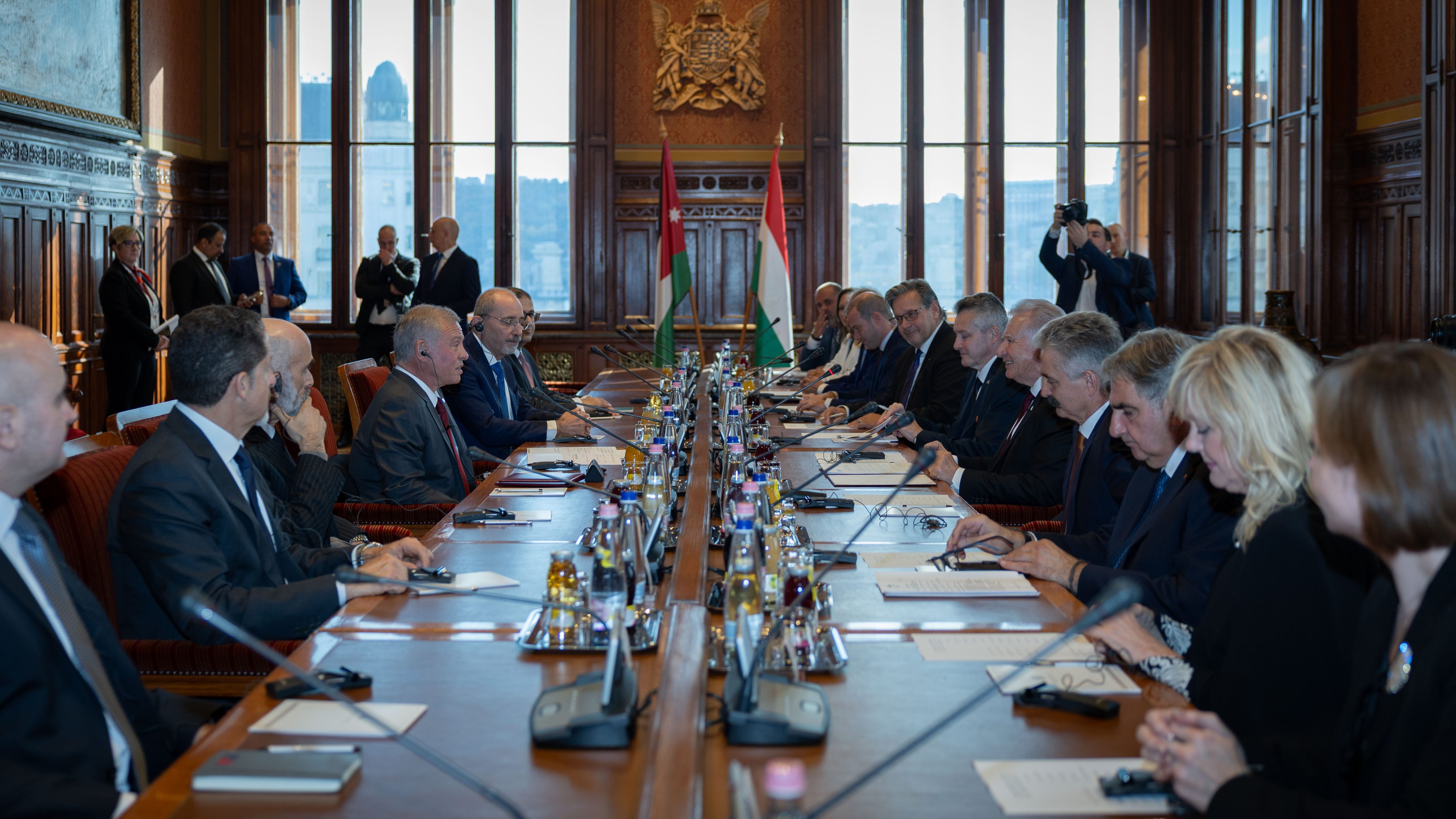  الملك يجتمع بأعضاء في البرلمان الهنغاري في بودابست