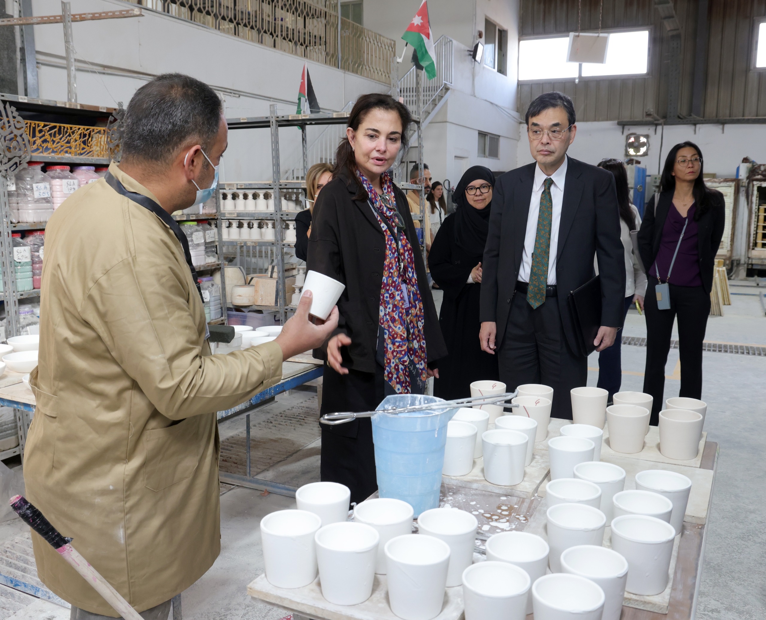  السفارة اليابانية تسلم معدات لشركة &quot;بيت البوادي&quot; 